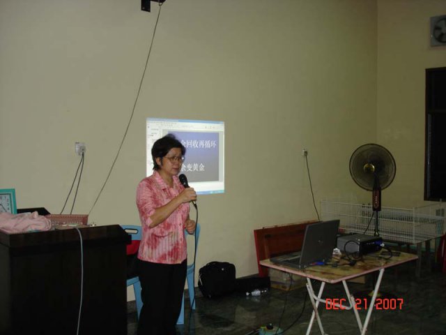 Ahli majlis Pn. Cecilia Wong memberi ceramah membuat kompos di Kampung Selamat pada 21 Dis. 2007.